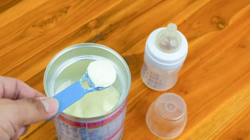 Por qué hay una preocupante escasez de leche de fórmula para bebés en EE.UU.