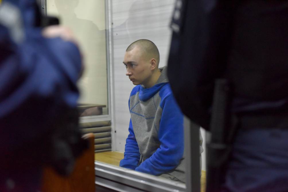 Fiscalía pide prisión perpetua contra primer soldado ruso juzgado en Ucrania por crímenes de guerra, él pide perdón a la viuda de su víctima