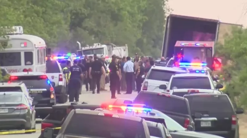 Hallan a 50 migrantes muertos en un camión abandonado en Texas
