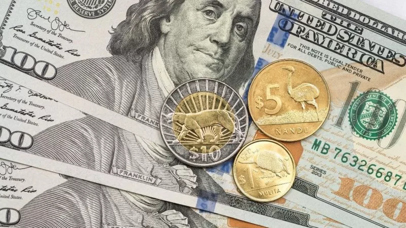 Por qué Uruguay tiene la moneda que más se fortalece frente al dólar en América Latina (y cuáles son los pros y contras)