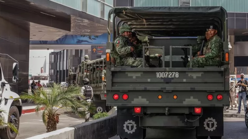 Ola de violencia de los carteles lleva al gobierno mexicano a desplegar el ejército en varias ciudades