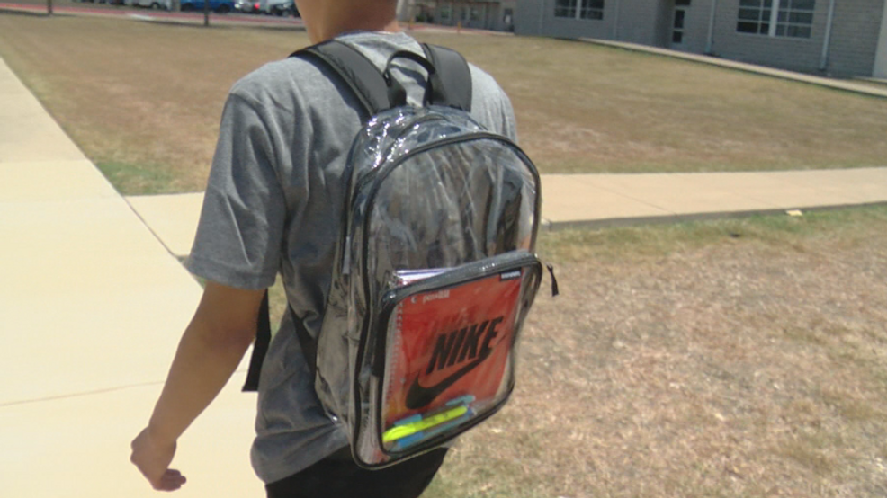 Se requieren mochilas transparentes a los estudiantes regresando a las aulas de Del Valle