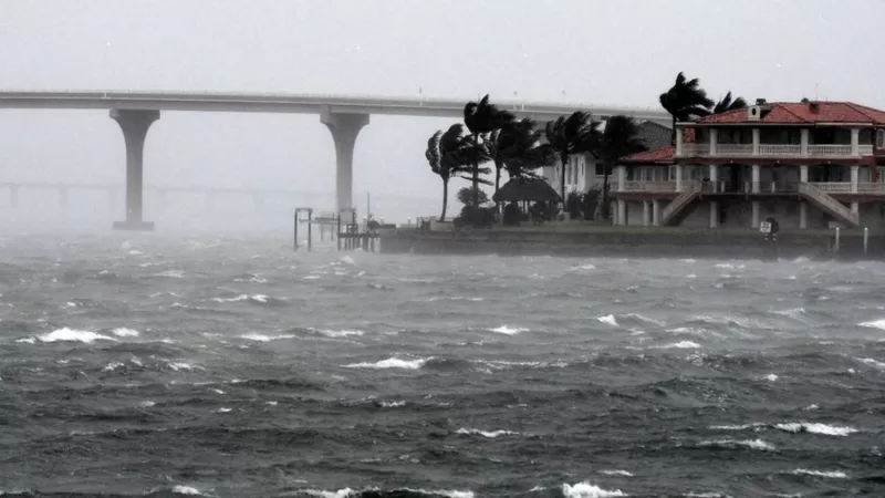 El huracán Ian provoca inundaciones “catastróficas” en la costa oeste Florida y deja a más de 2 millones de hogares sin electricidad