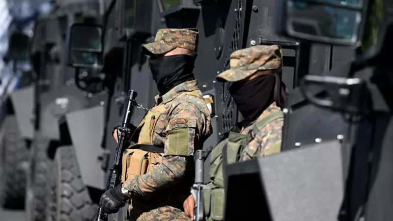 El Salvador: el impresionante despliegue de 10.000 soldados por parte de Nayib Bukele contra las maras en un municipio aledaño a la capital