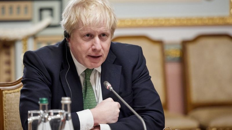 Guerra en Ucrania: Boris Johnson asegura que Putin lo amenazó con lanzar un misil en una conversación previa al conflicto (y el Kremlin lo niega)
