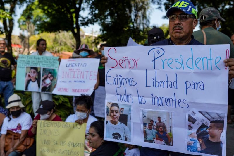 “Mientras estaban hincados les ponían descargas eléctricas y a uno hasta le sacaron sangre”: los duros testimonios del encarcelamiento masivo decretado por Bukele en El Salvador